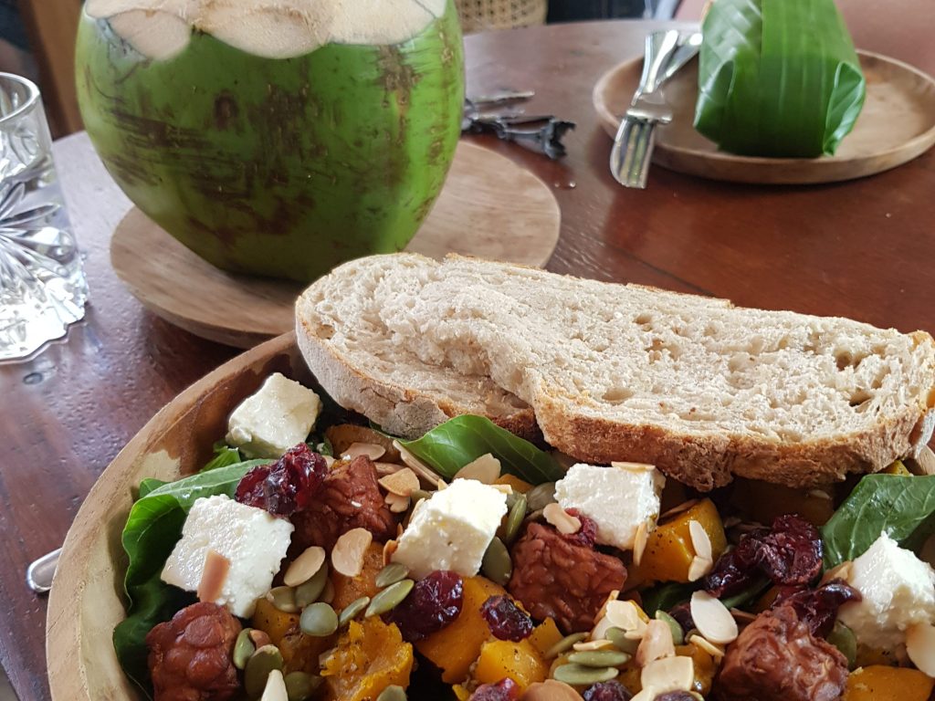 Vegan Bowl with Tempeh und coconut – vegetarian food when Backpacking in Bali.