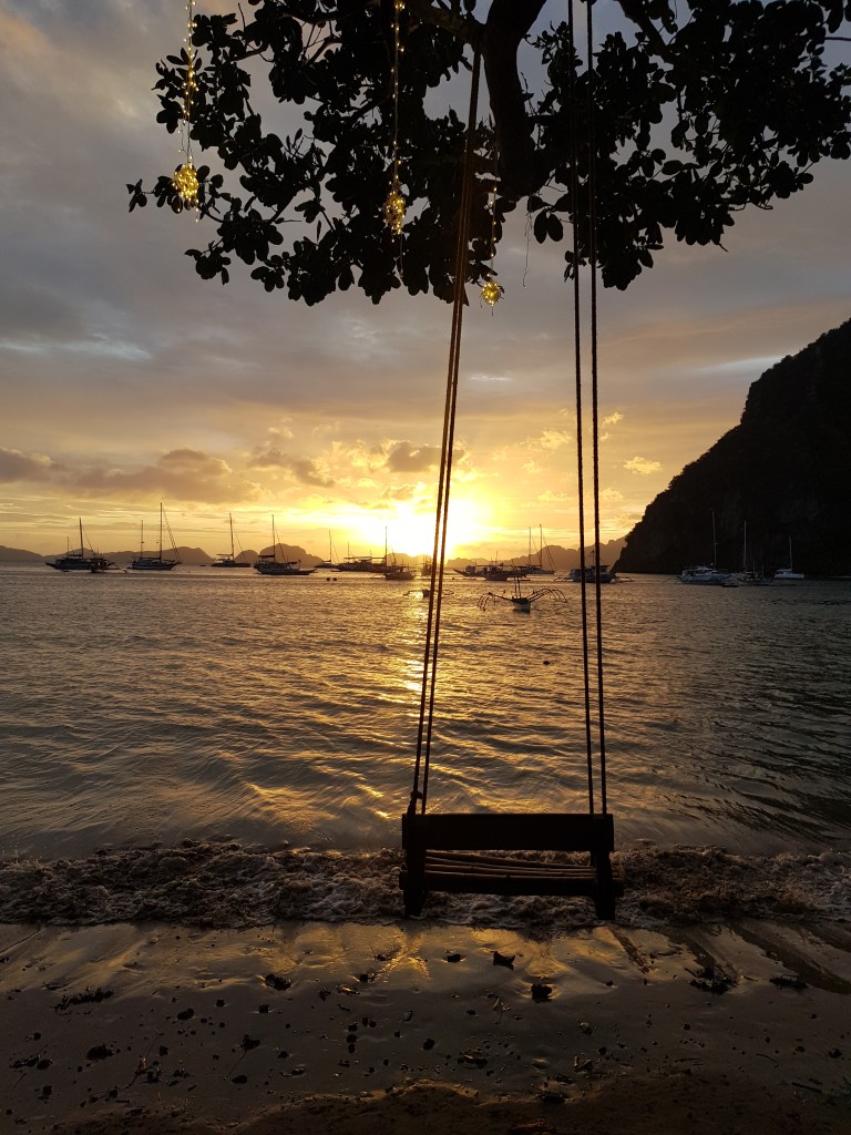 Sunset enjoyed by digital Nomads - Reiseziel im Winter