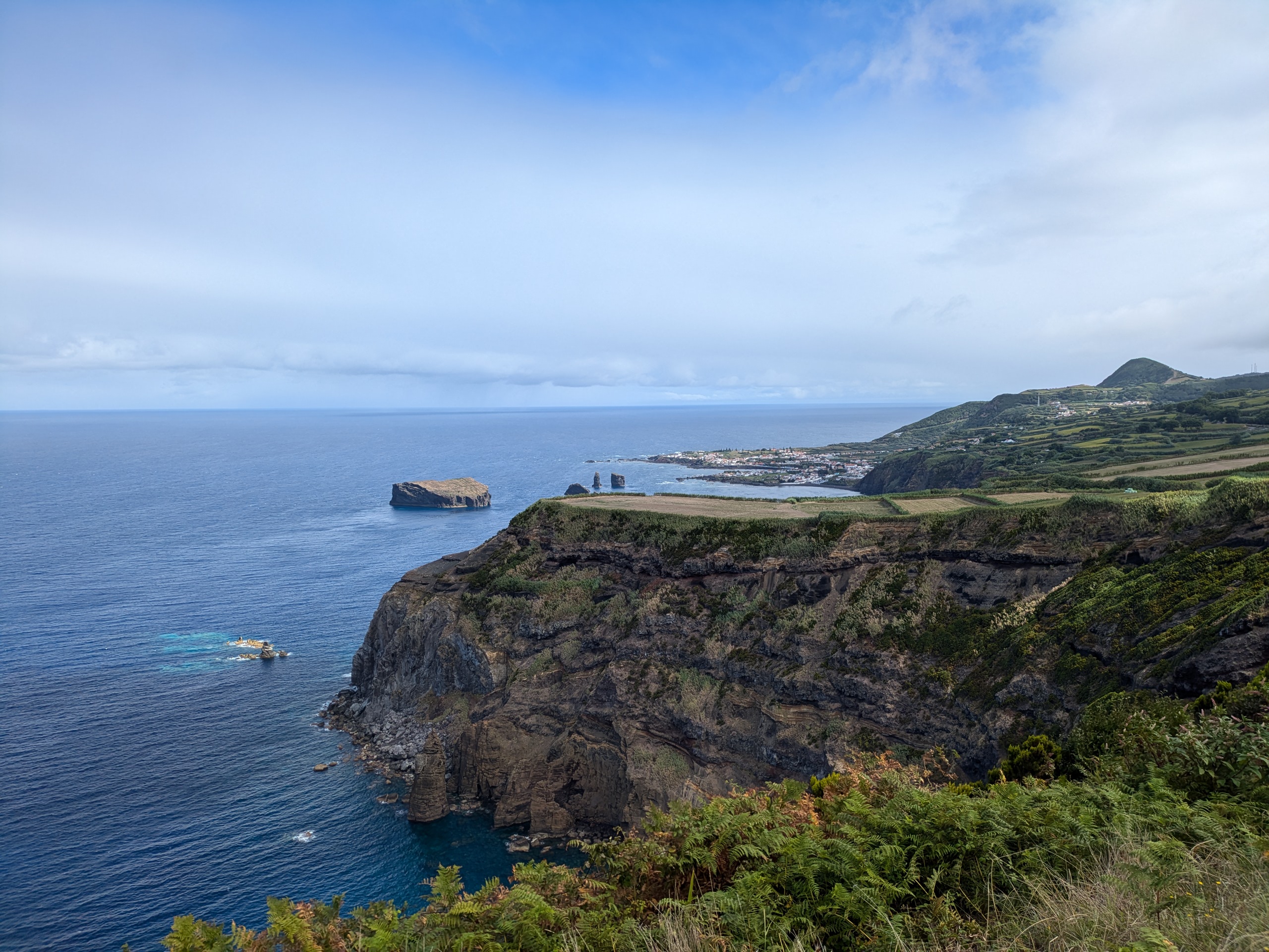 Ocean view and Ilhéu de Vila Franca do Campo, a top spot for digital nomads in the Azores, ideal for day trips.