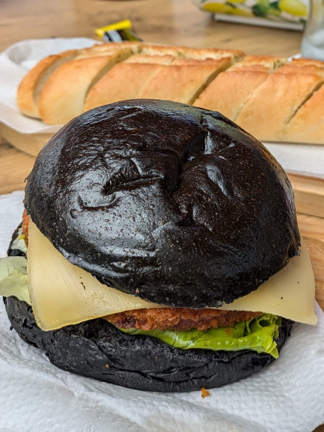 Black burger at Quiosque Pé da Areia in Mosteiros, a unique culinary experience for digital nomads in the Azores.