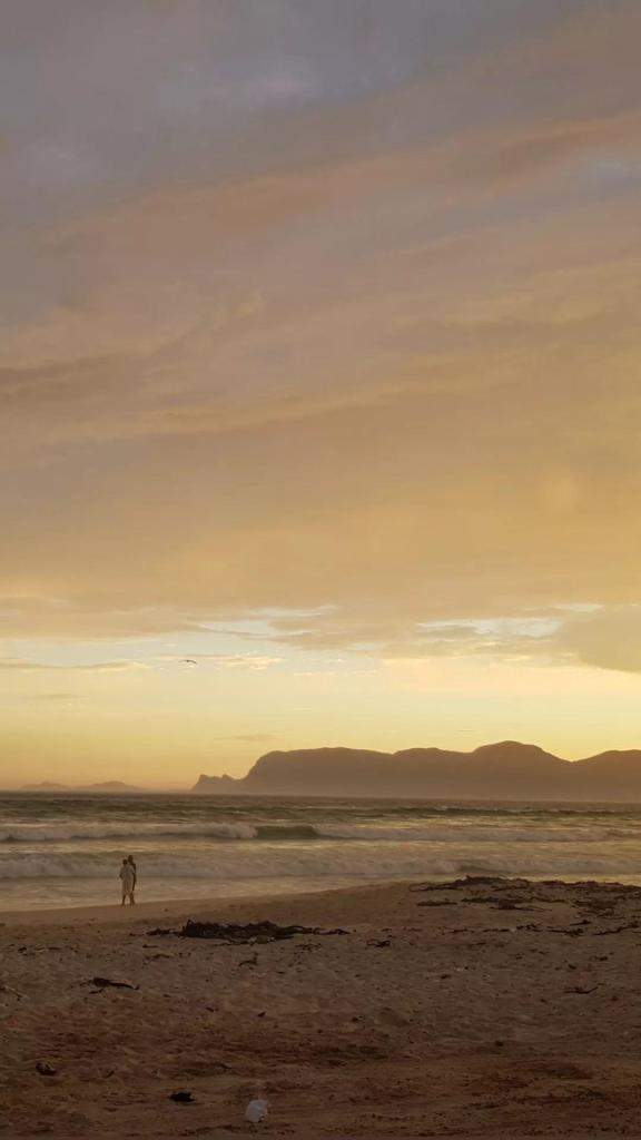 Digital Nomad in Cape Town enjoying a spectacular sunset - Reiseziel im Winter