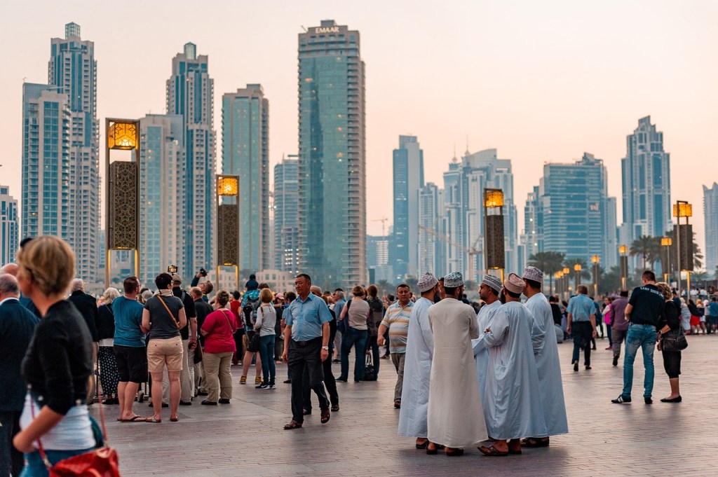 Wo ist es im Dezember warm und günstig für digitale Nomaden: Menschen und Skyline in Dubai, Vereinigte Arabische Emirate