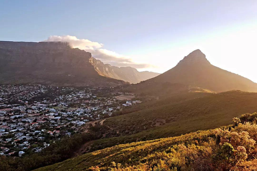 Sunset over Lion’s Head and the surrounding cityscape, a breathtaking view for digital nomads Cape Town.