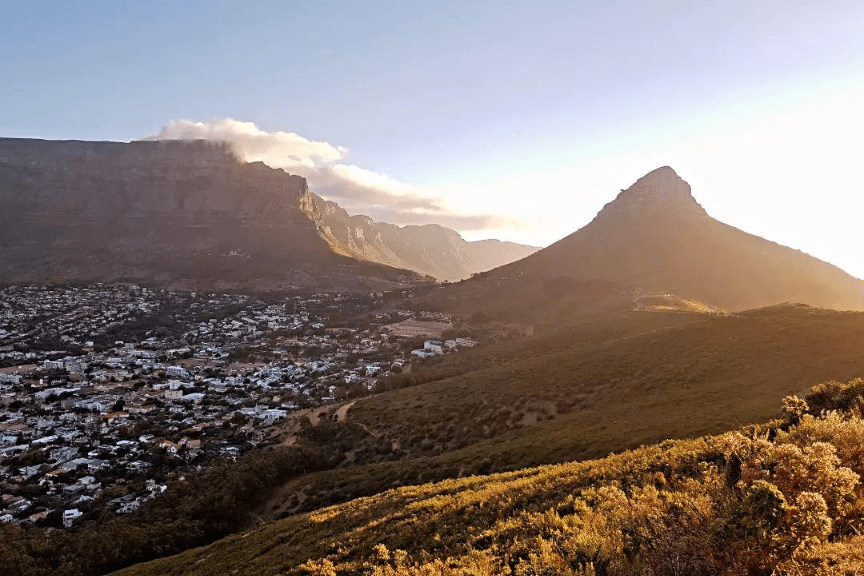 A sunset view of Cape Town with Lion Head, in one of the countries without backpacking problems.