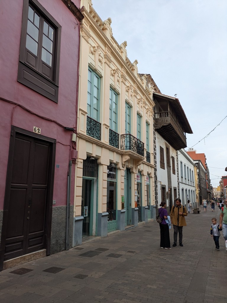 Digital nomad Tenerife Historic street in San Cristóbal de La Laguna with colorful colonial buildings and a lively local atmosphere