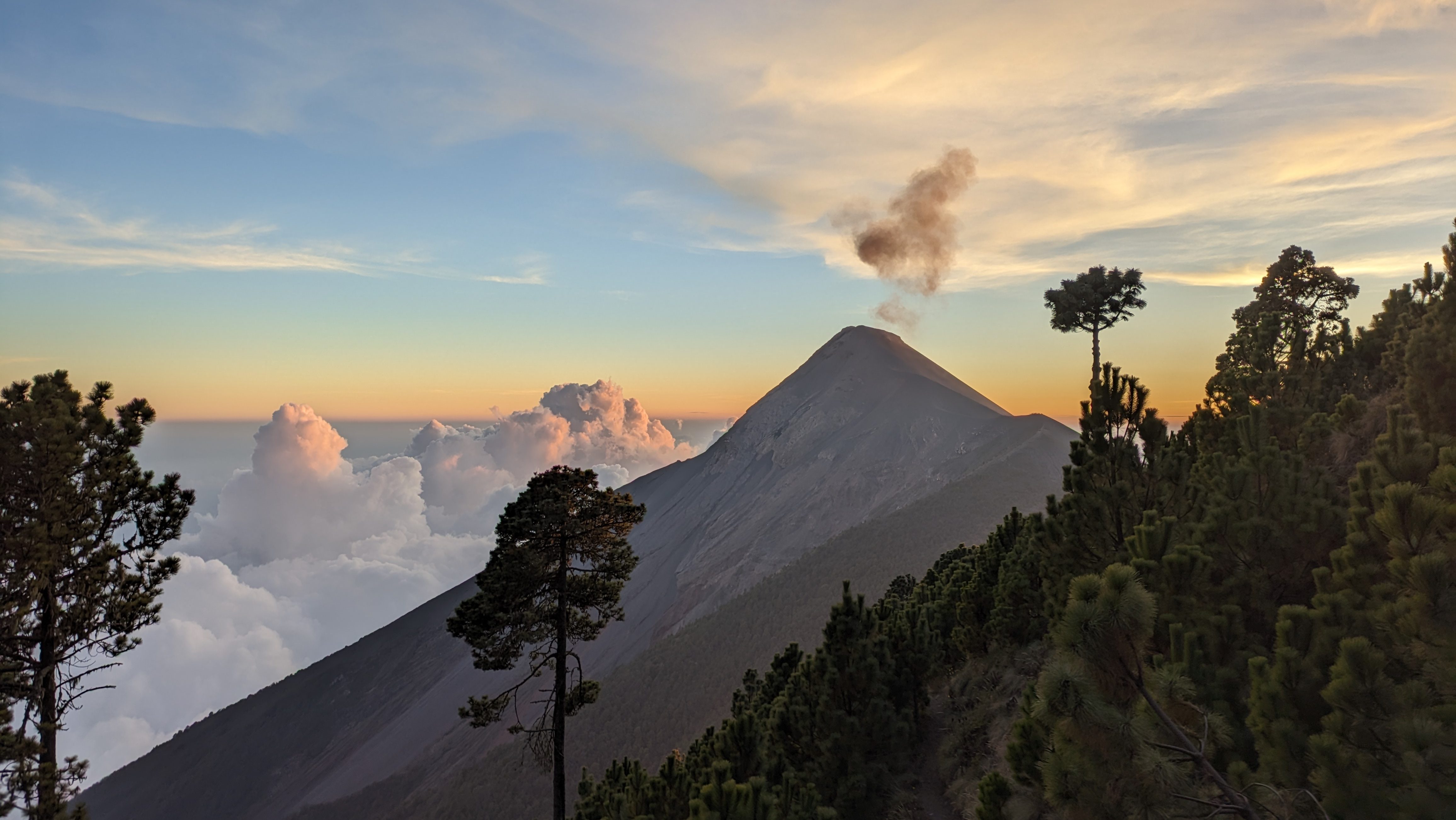Sunset over a volcano in Guatemala, one of the countries with digital nomad visa, without backpacking problems.
