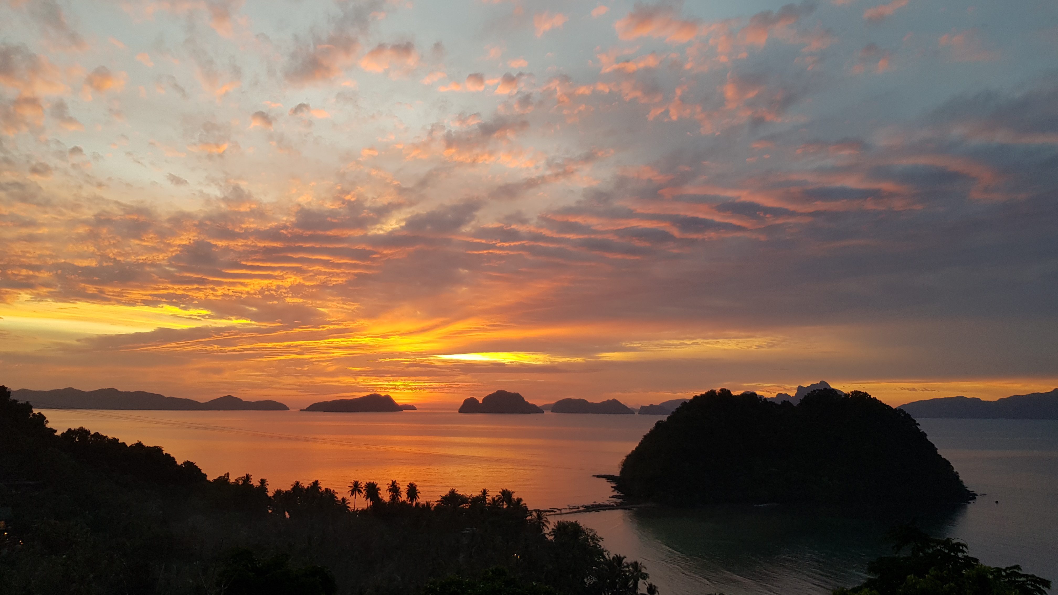 Sunset view over the ocean, showcasing tranquility—best travel hack for digital nomads seeking inspiration.