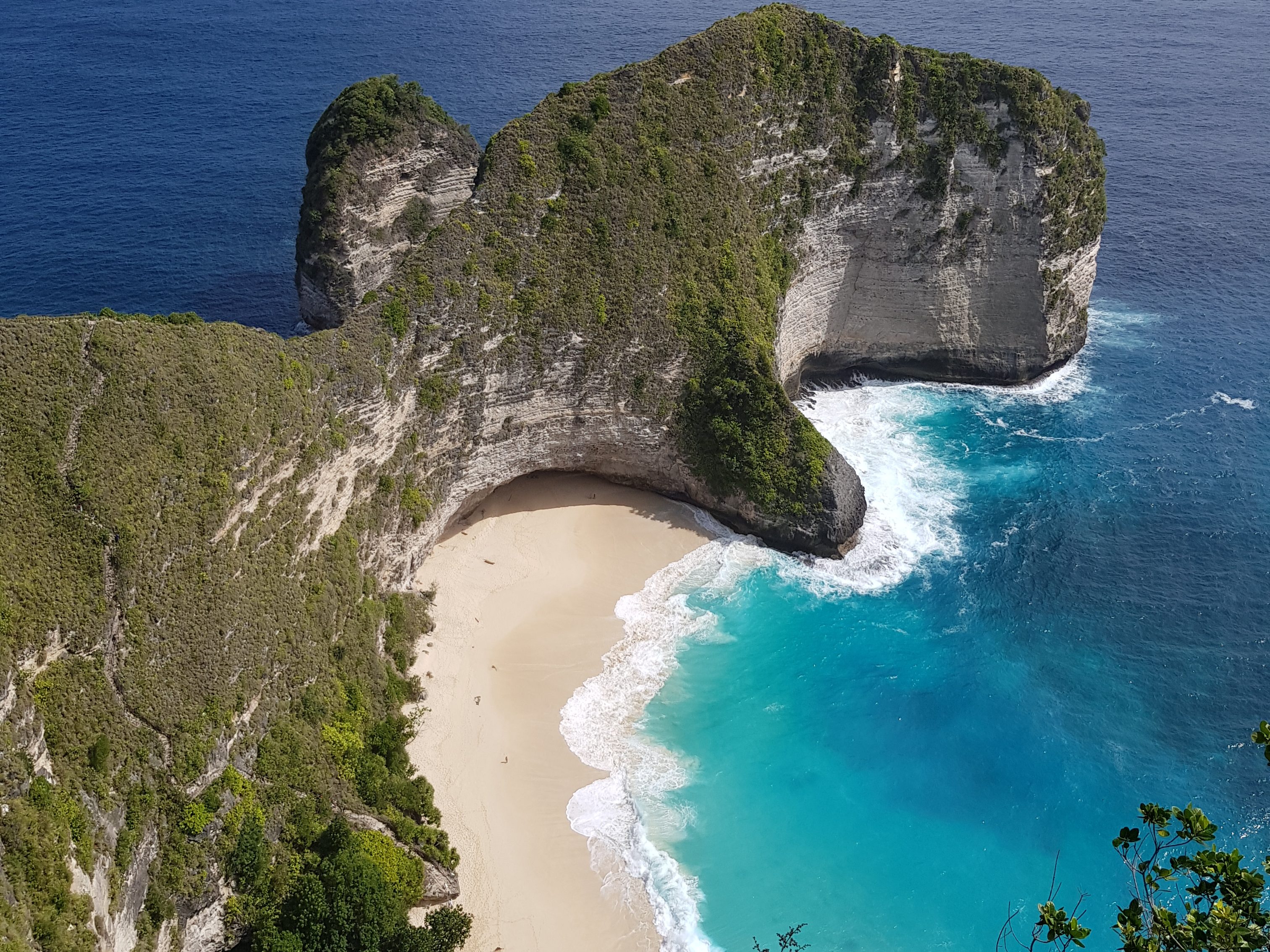 Turquoise waters and white sand at Kelingking Beach – A breathtaking stop for backpacking in Bali.