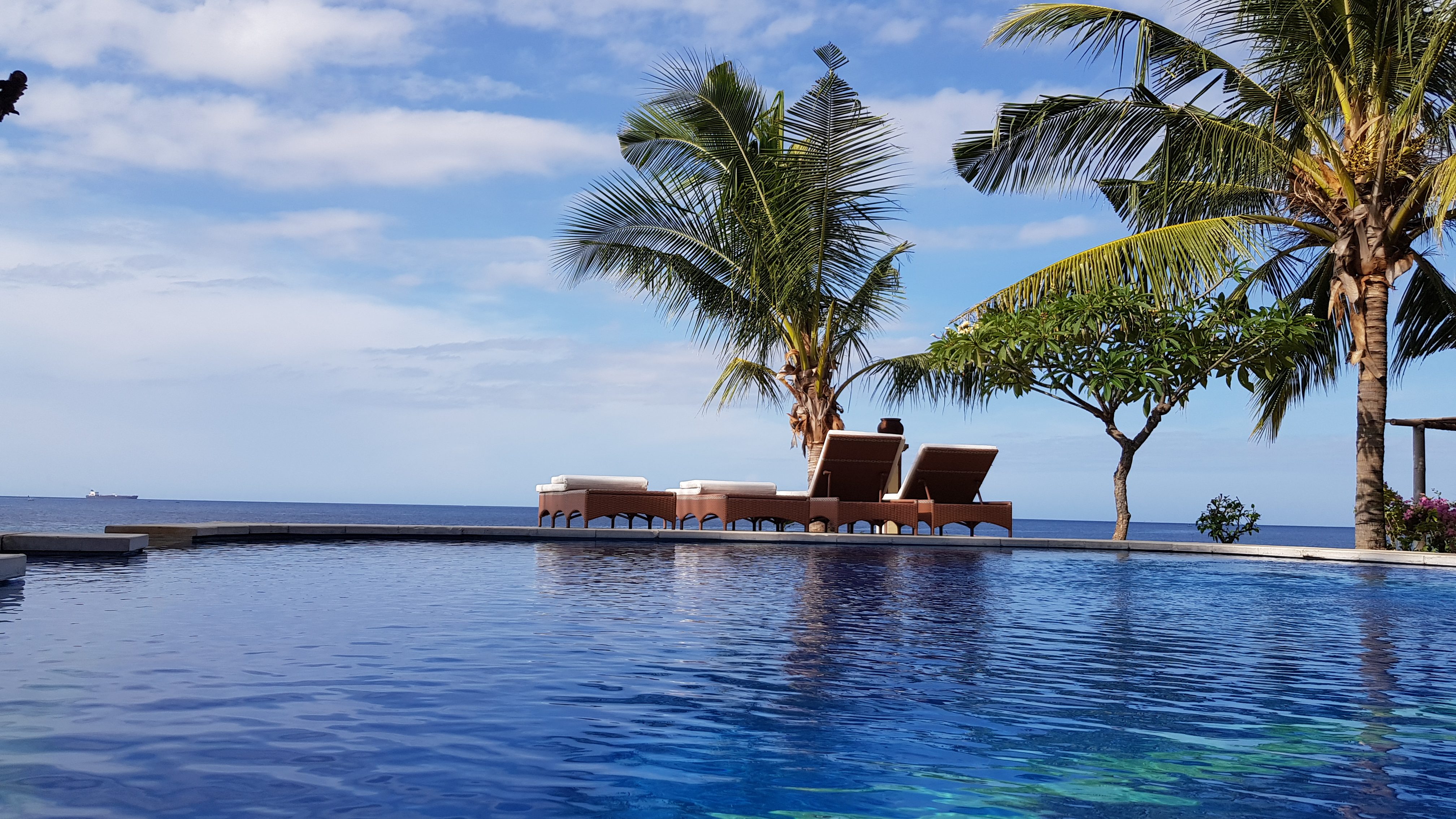 Infinity-Pool mit Meerblick in Amed – Entspannung beim Backpacking in Bali.