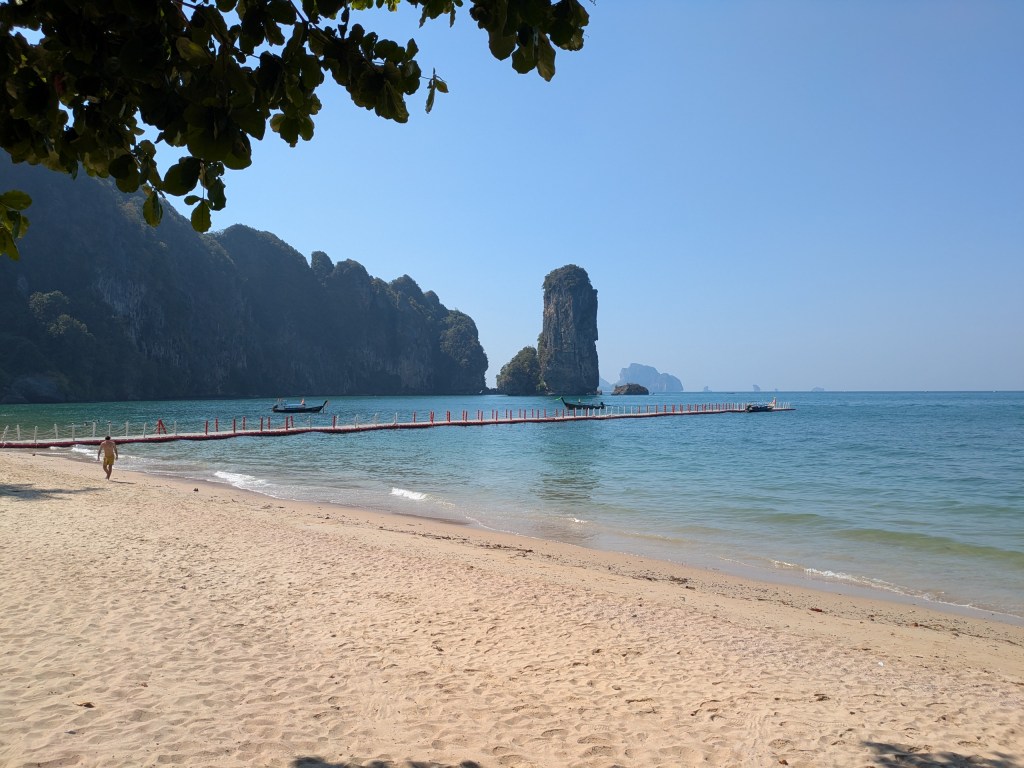 Towering limestone cliffs and turquoise waters in Thailand Krabi – A dream destination for digital nomads.