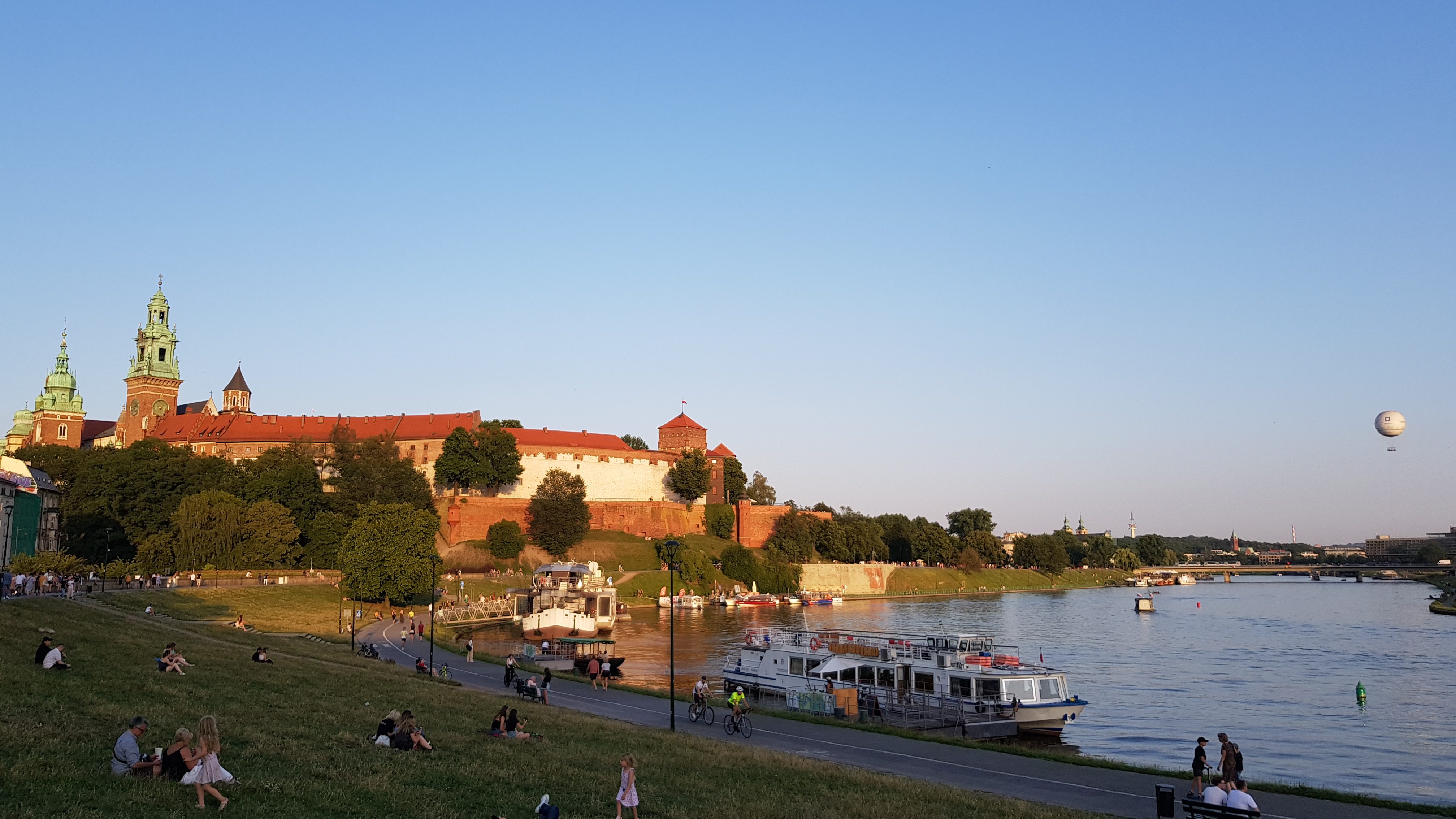 Wawel Castle and Vistula River in Kraków at sunset for digital nomads